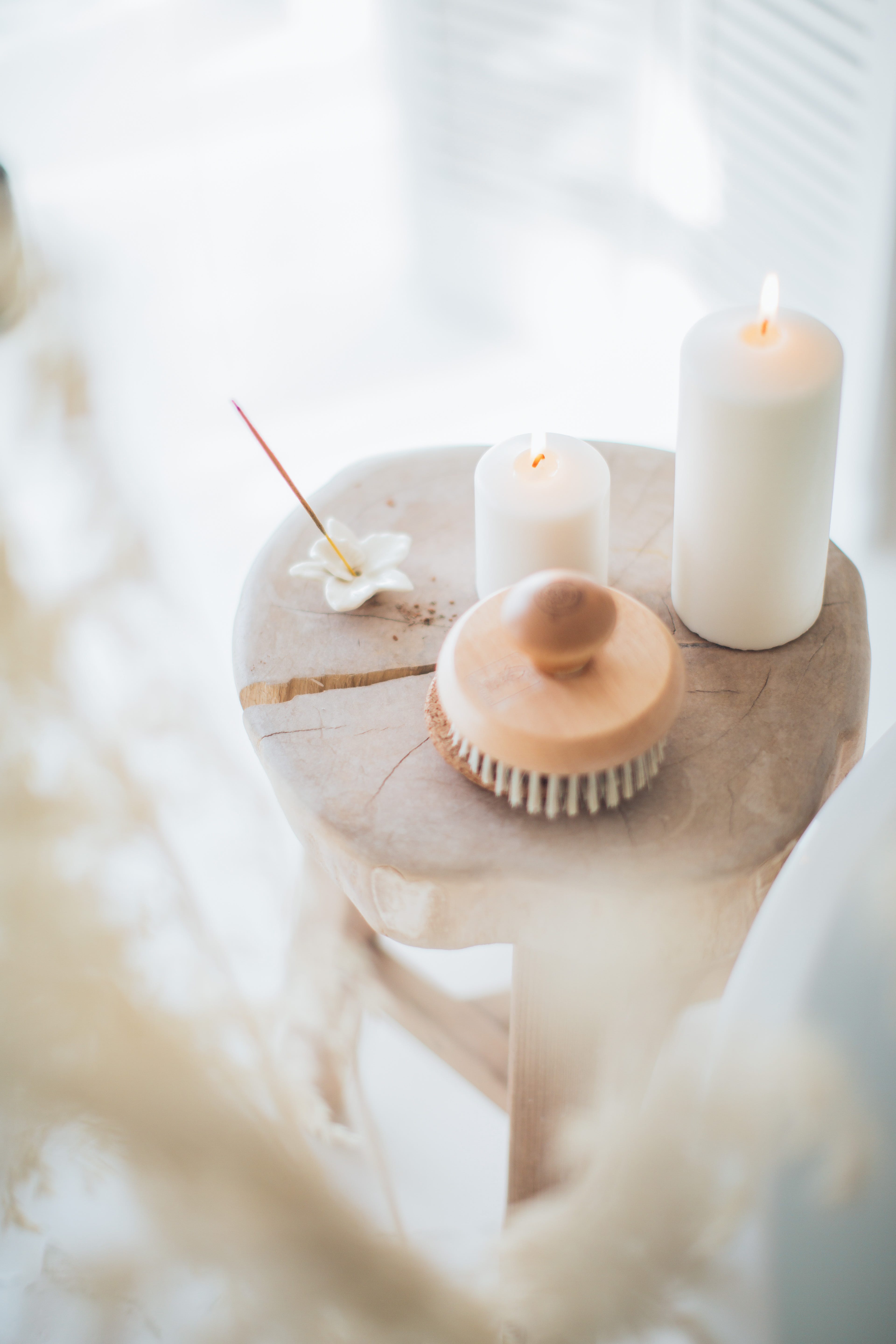 incense-and-white-candles-on-a-stool-3865712.jpg