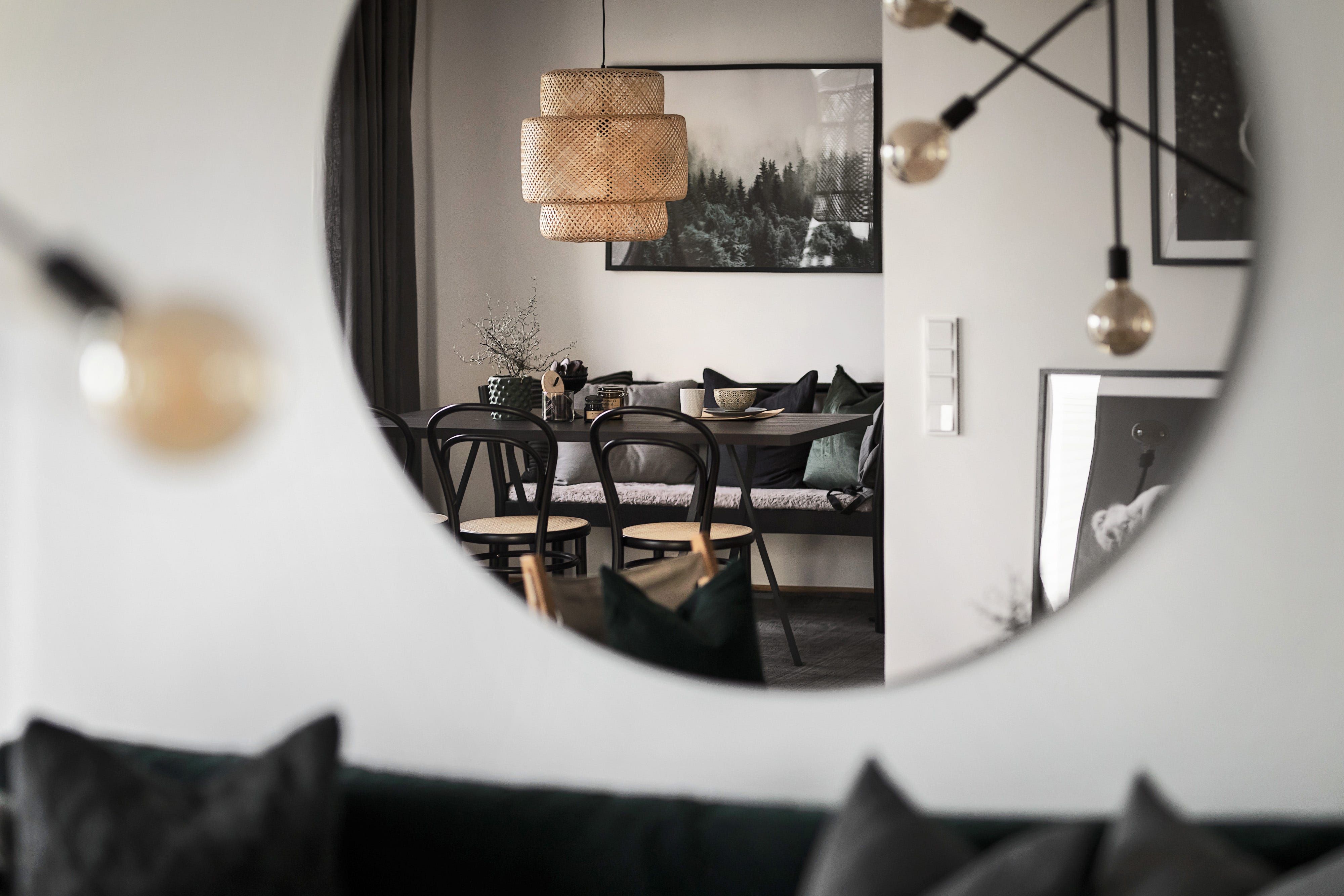 Mirror_with_focus_on_lamp_and_diningroom.jpg