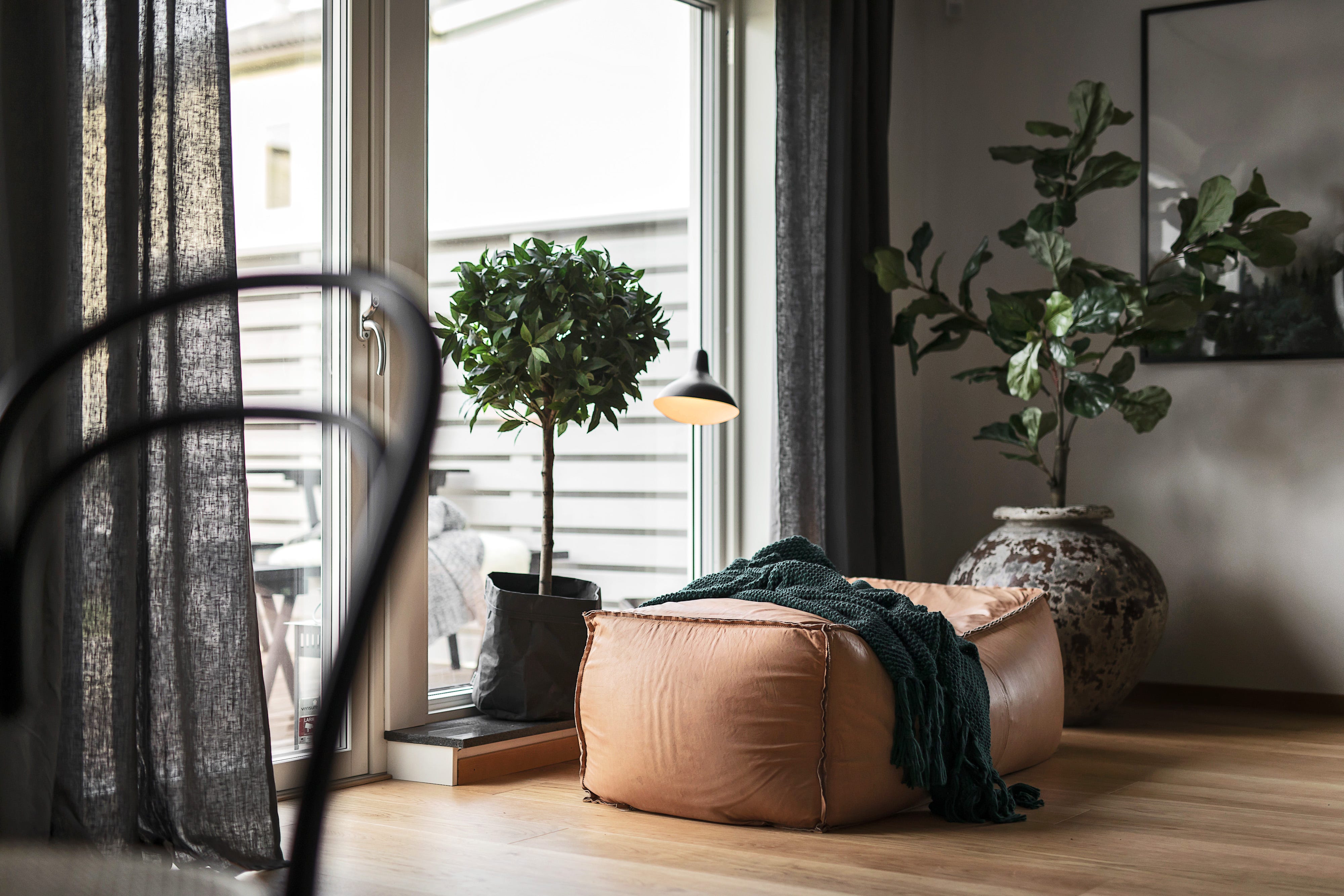 Cushion_with_blankets_in_rowhouse.jpg